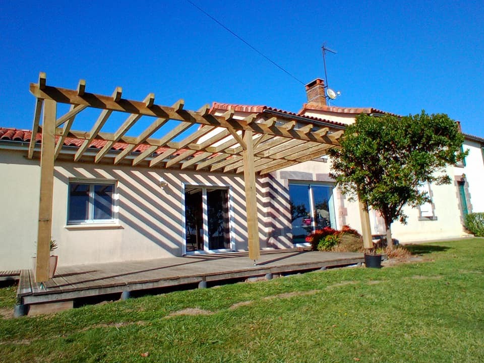 Fabrication et pose d une pergola en bois sur mesure