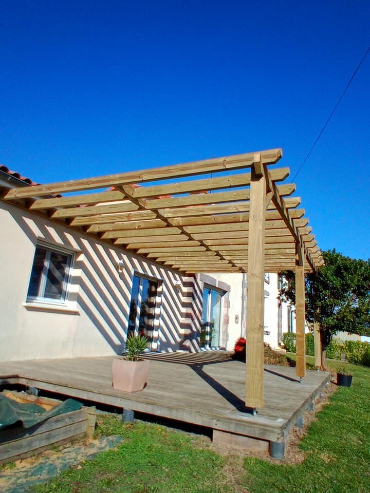 Fabrication et pose d une pergola en bois sur mesure