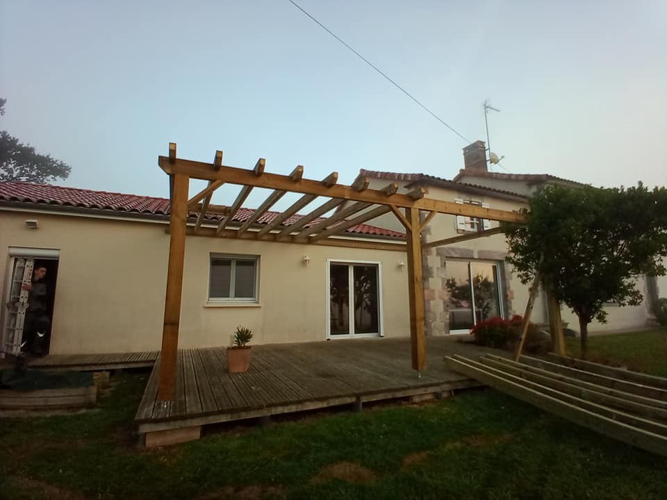 Fabrication et pose d une pergola en bois sur mesure