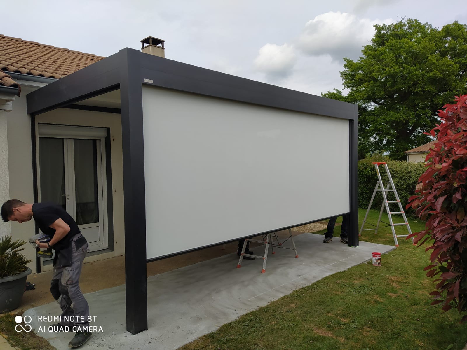 Pose d'une pergola bioclimatique