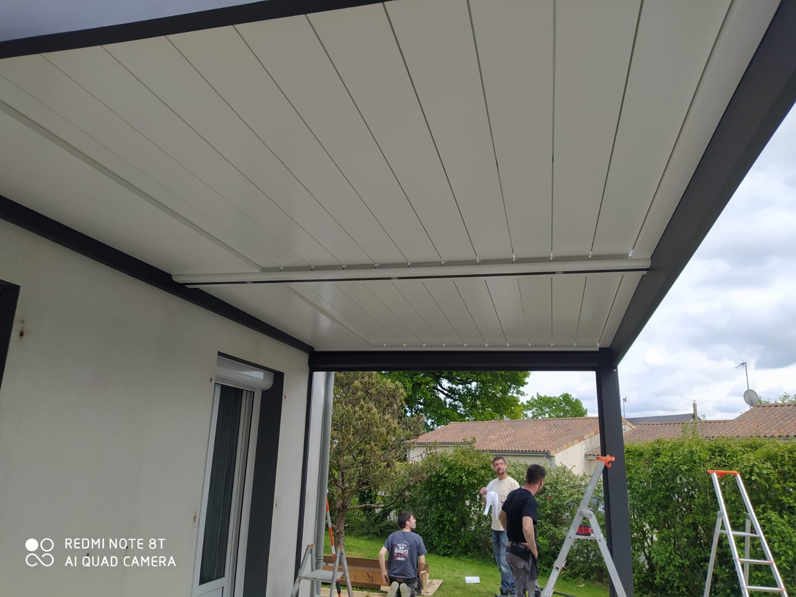 Pose d'une pergola bioclimatique