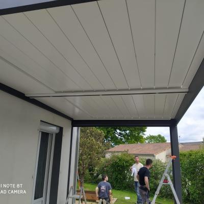 Pose d'une pergola bioclimatique