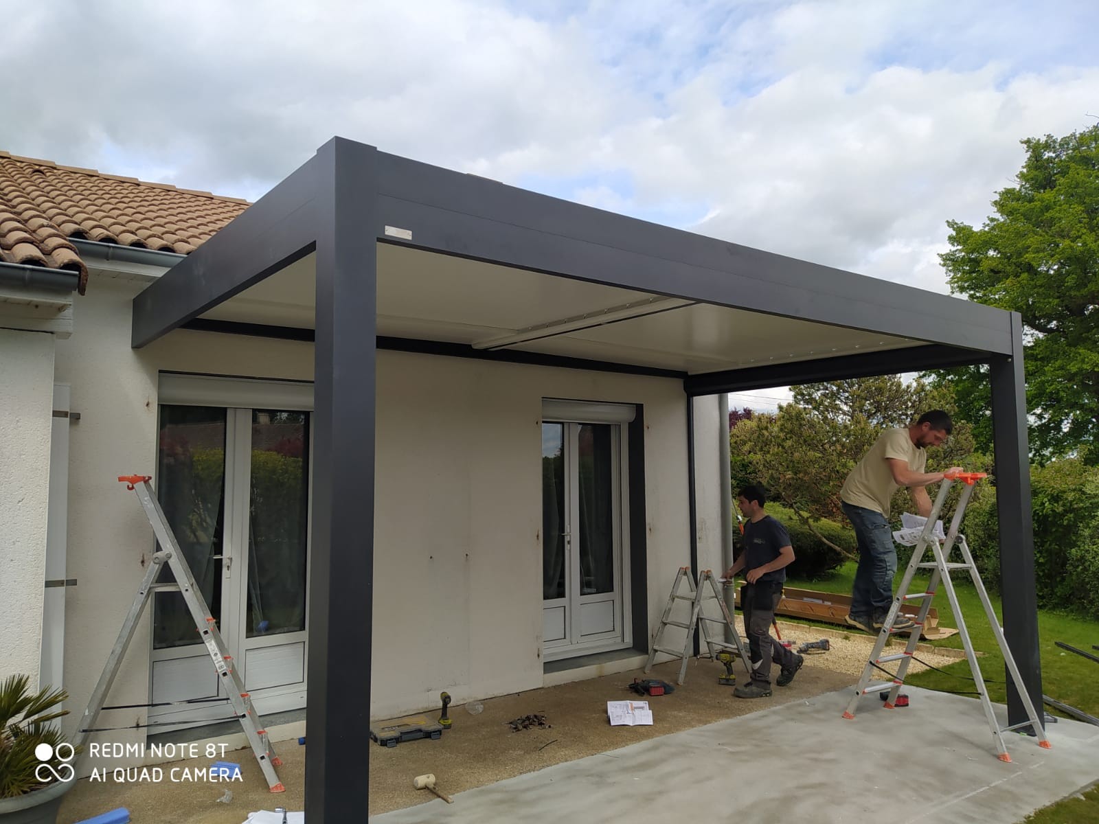 Pose d'une pergola bioclimatique