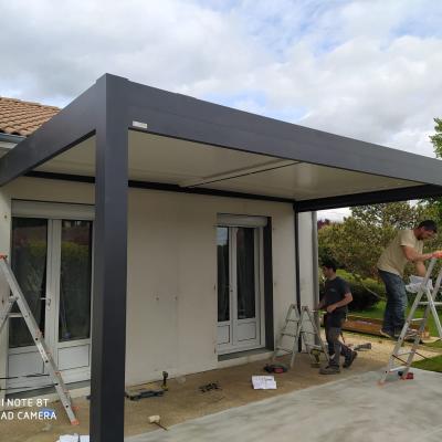 Pose d'une pergola bioclimatique