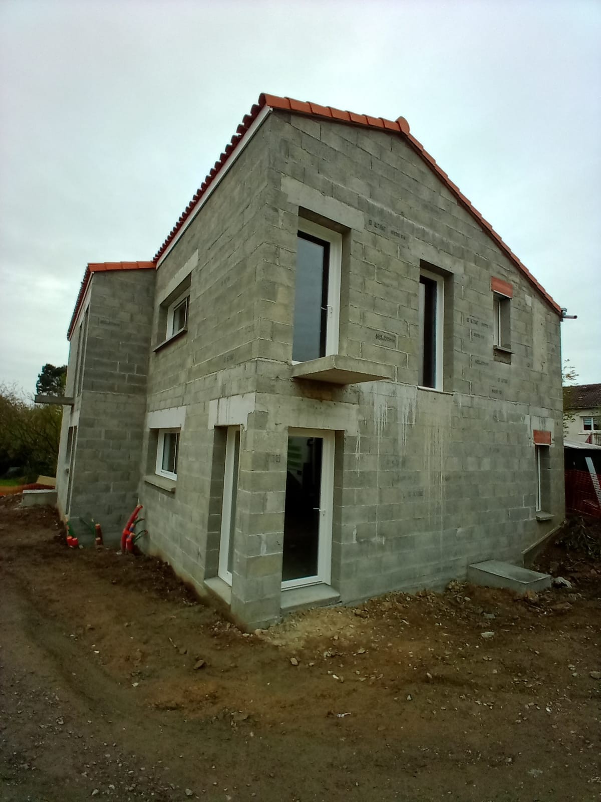 Pose de menuiseries PVC de marque Sybaie sur une maison neuve