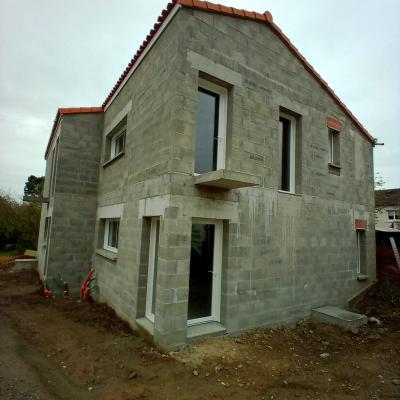 Pose de menuiseries PVC de marque Sybaie sur une maison neuve