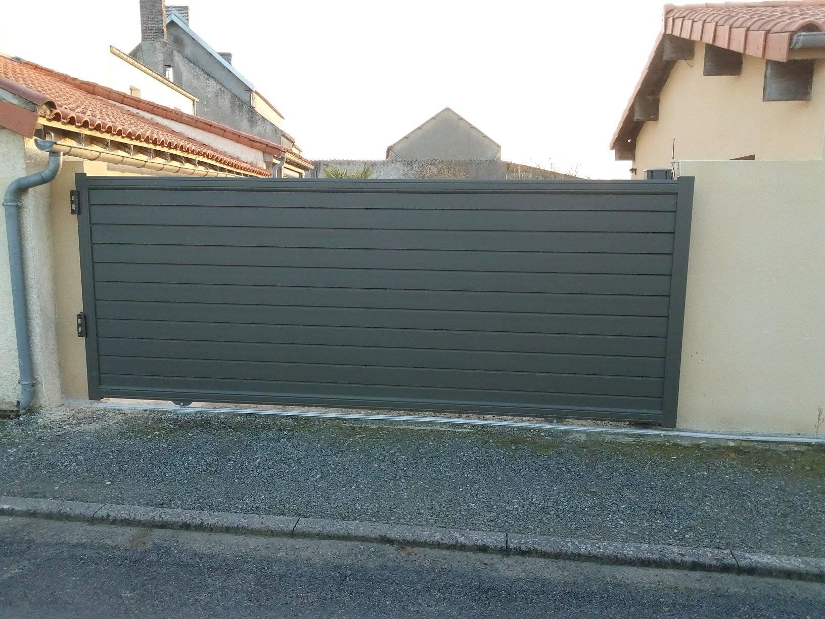 Pose d' un portail de clôture coulissant